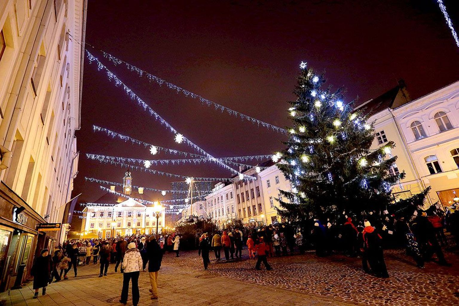 Pärast esimese advendiküünla süütamist süttis jõuluvalgus Tartu jõulupuul ja raekoja fassaadil, mille valgustus näeb tänavu välja teistsugune kui varasematel aastatel.