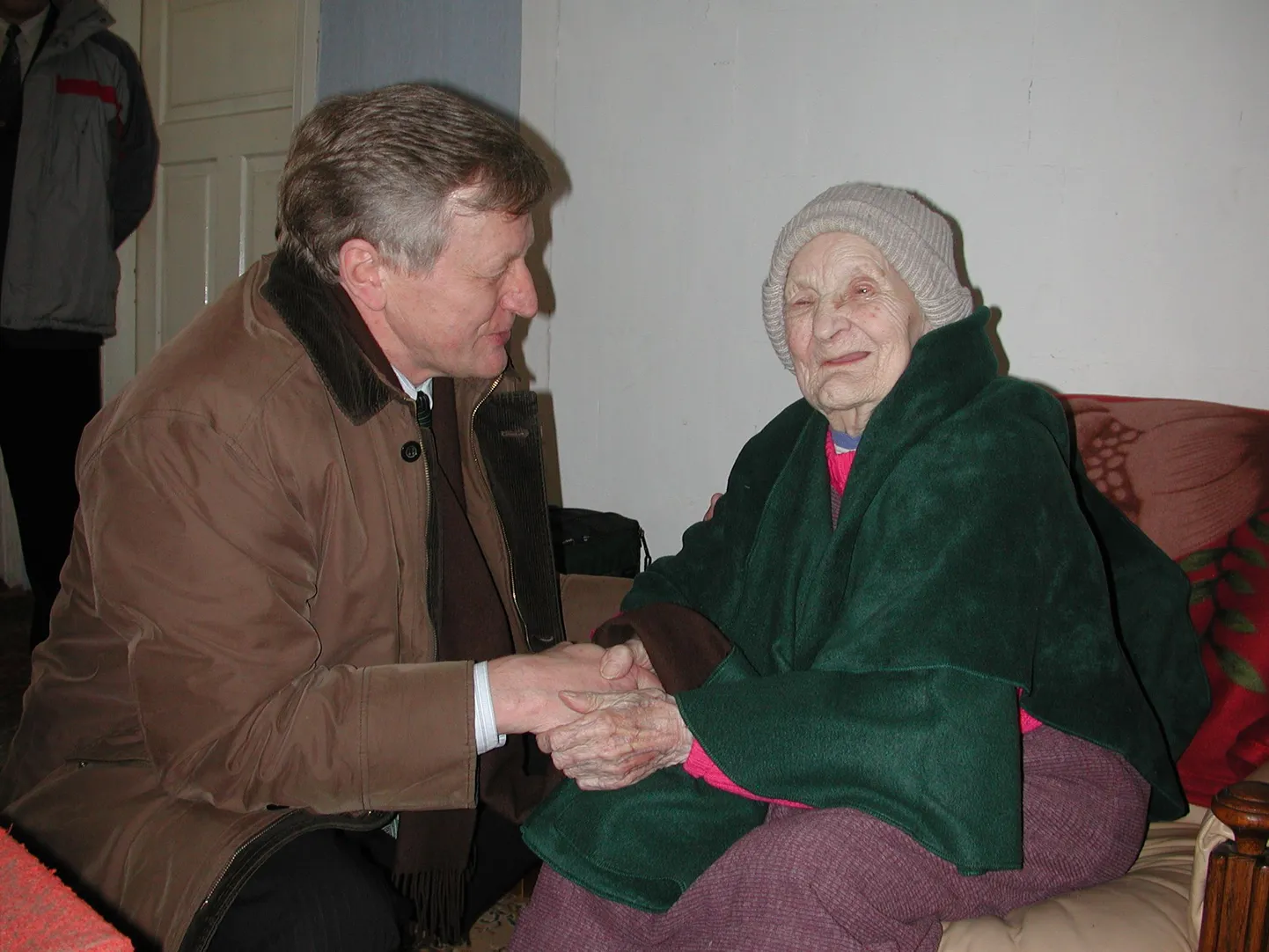Türi vallavanem Toomas Marranadi õnnitleb Alide Pauline Viili.
