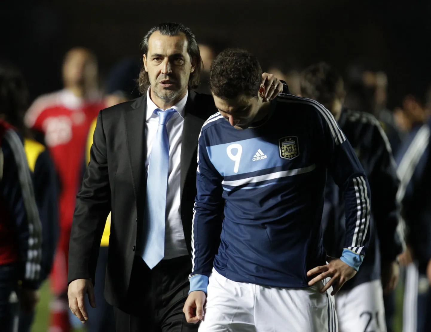 Argentina koondise peatreener Sergio Batista (vasakul) ja Gonzalo Higuain