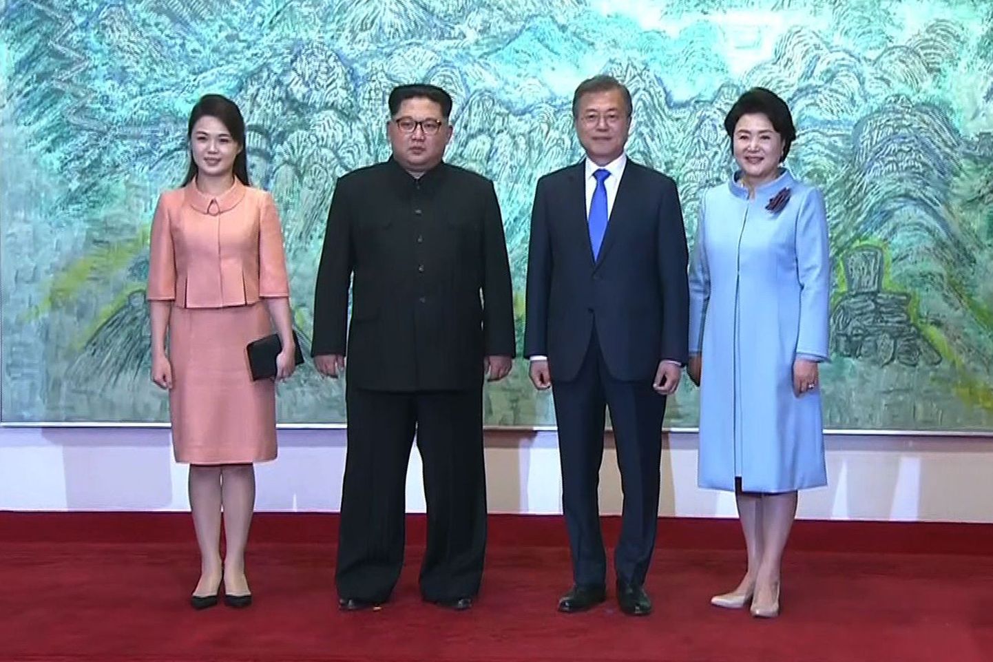 Põhja-Korea esileedi Ri Sol-ju (vasakult) režiimi liidri Kim Jong-uni  ja Lõuna-Korea presidendi Moon Jae-ini ning tema abikaasa Kim Jung-sookiga.