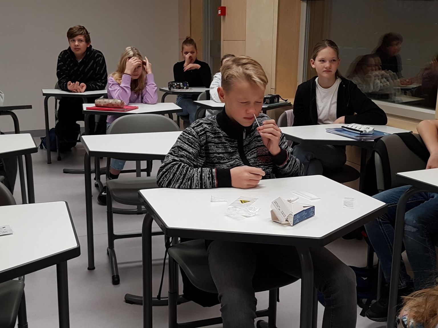 Paide Hillar Hanssoo põhikooli kuuenda klassi õpilane Andreas Põder võtab kiirtestimist uue normaalsusena.