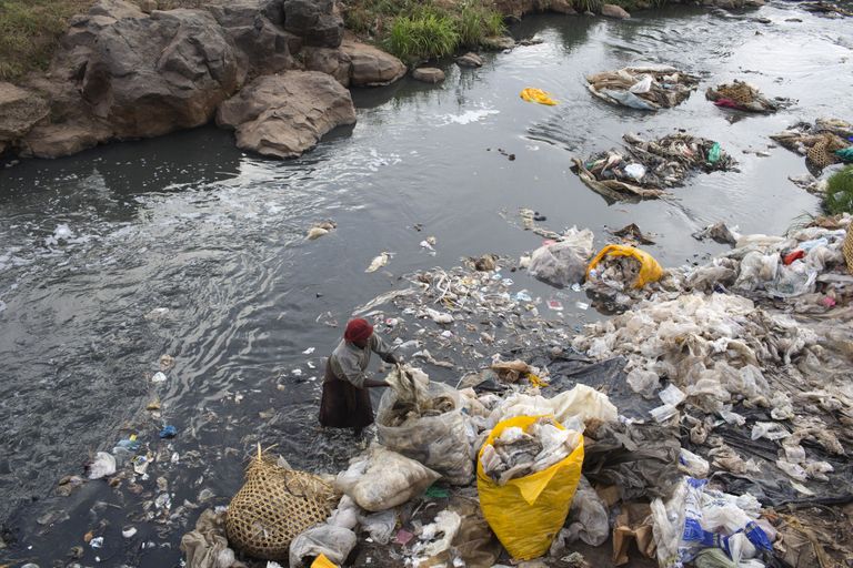 Keenia naine Dondora prügila lähedal jõest plastikkotte korjamas. Foto: SIEGFRIED MODOLA/REUTERS/Scanpix