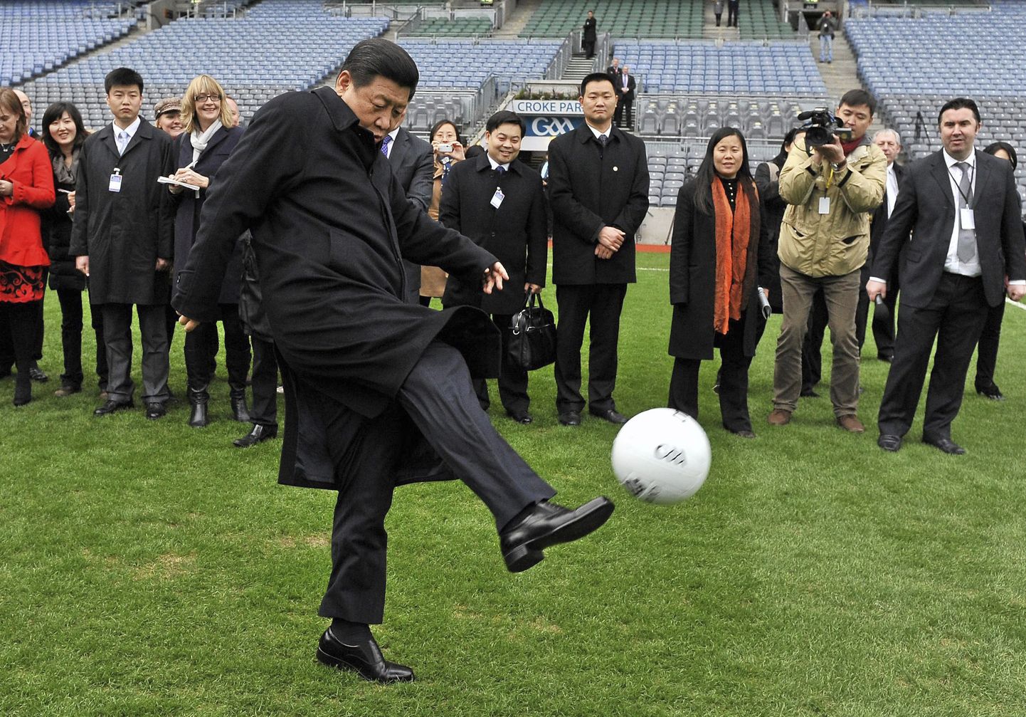 Xi Jinping löömas Hiina asepresidendina palli 2012. aastal Iirimaal.