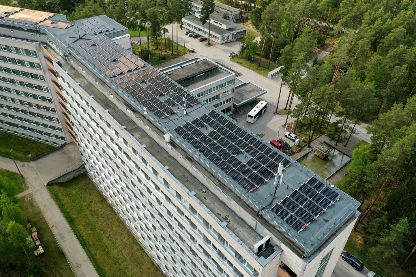 На крыше корпусов А и Б Южно-Эстонской больницы работает солнечная электростанция.