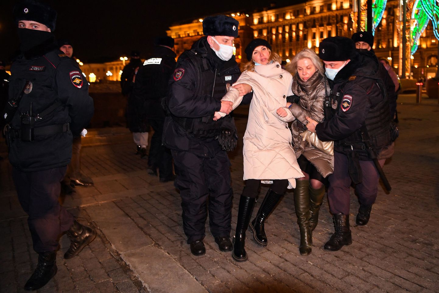 Politseinikud vahistavad mullu 2. märtsil Moskvas naisi, kes avaldasid meelt Venemaa sissetungi vastus Ukrainasse.