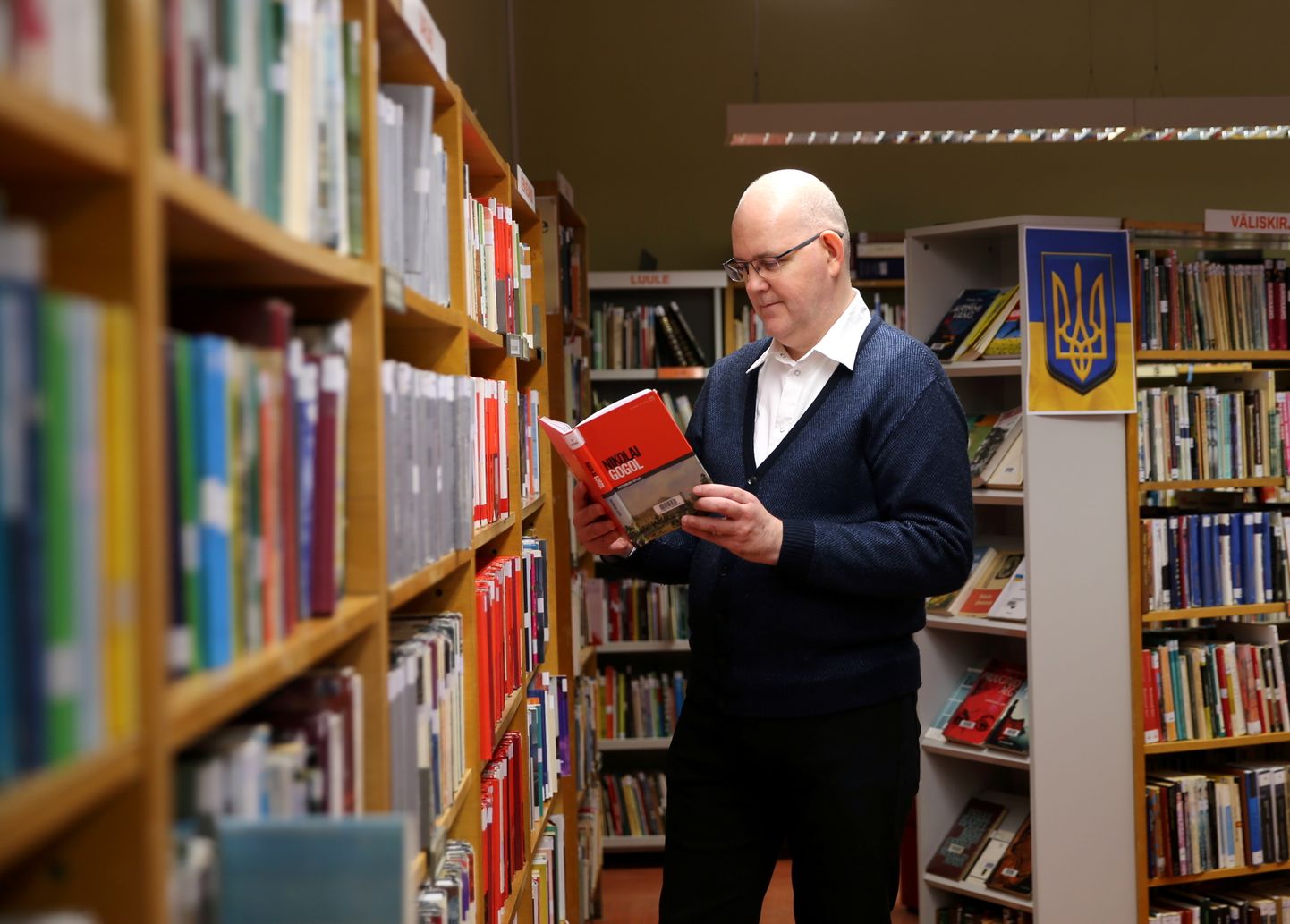 Pildil Tartu linnaraamatukogu lugejateenindaja Ago Pärtelpoeg.