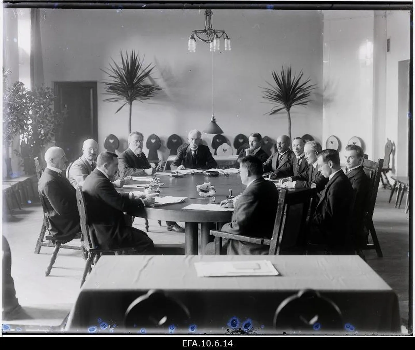 Soome ja Vene rahu­lepingu allkirjastamisest Tartu rahu laua taga fotot pole. Küll on tähtis laud jäädvustatud 1919. aastal II Balti konverentsil.