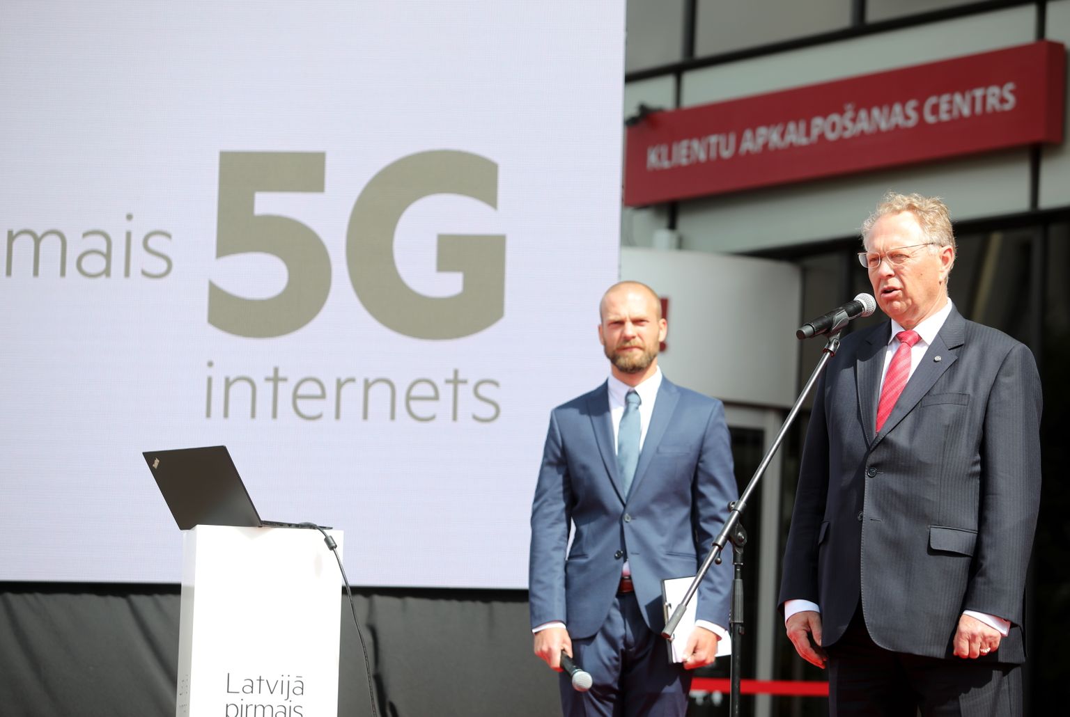 LMT juhatuse esimees Juris Binde (paremal) kõnelemas mullu Läti 5G-võrgu avamise üritusel.