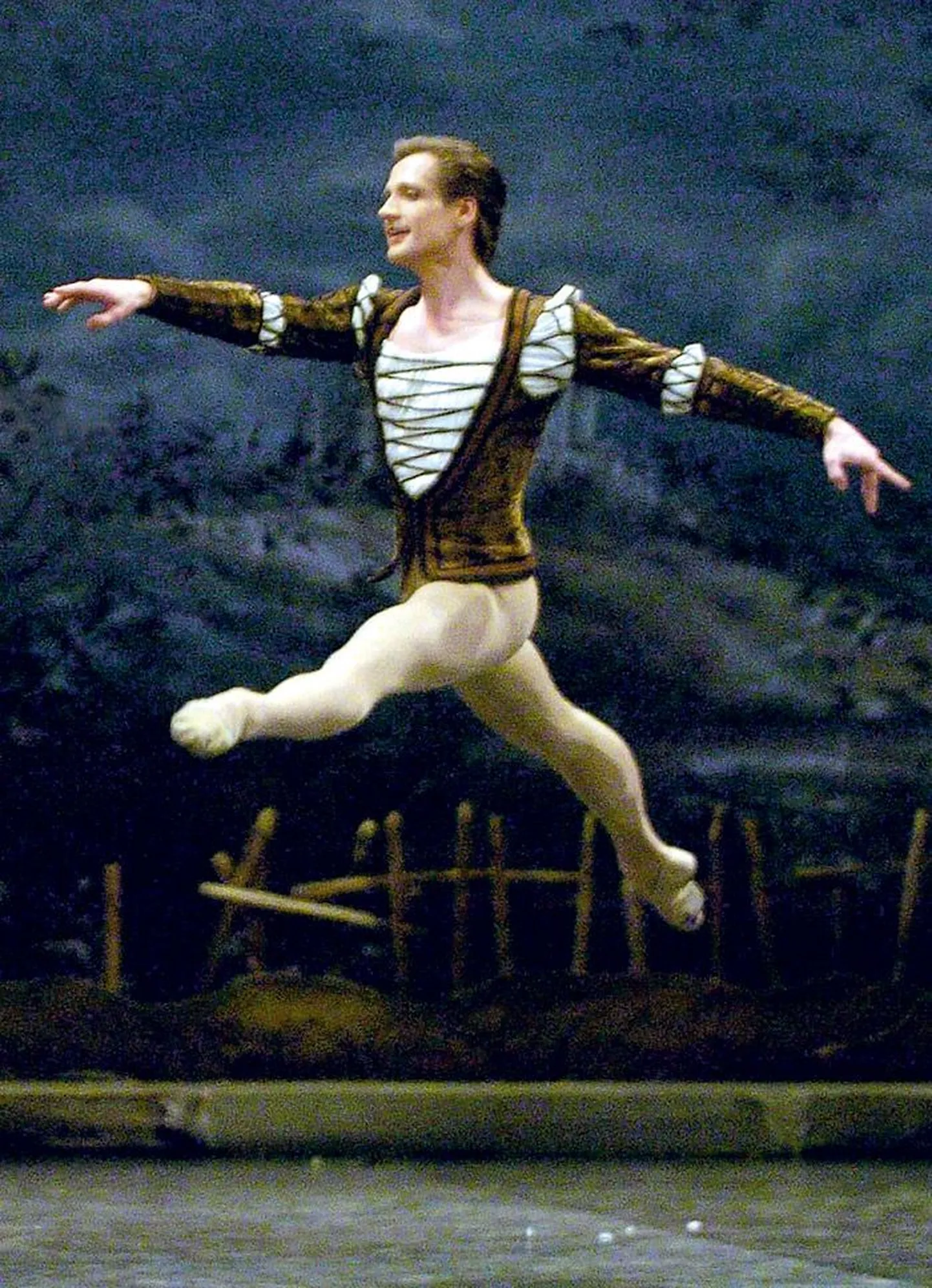 Lennukas on olnud Toomas Eduri ja Age Oksa karjäär Inglise Rahvuslikus Balletis, lennukad on ka augustis rahvusooperi balletijuhina tööle asuva mehe mõtted tuua kohalikule rahvusballetile tuntust maailmas.