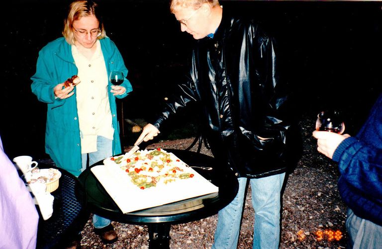 Urmas Paet 1998. aasta sügisel Heidit Kaio terase pilgu all torti lõikamas.