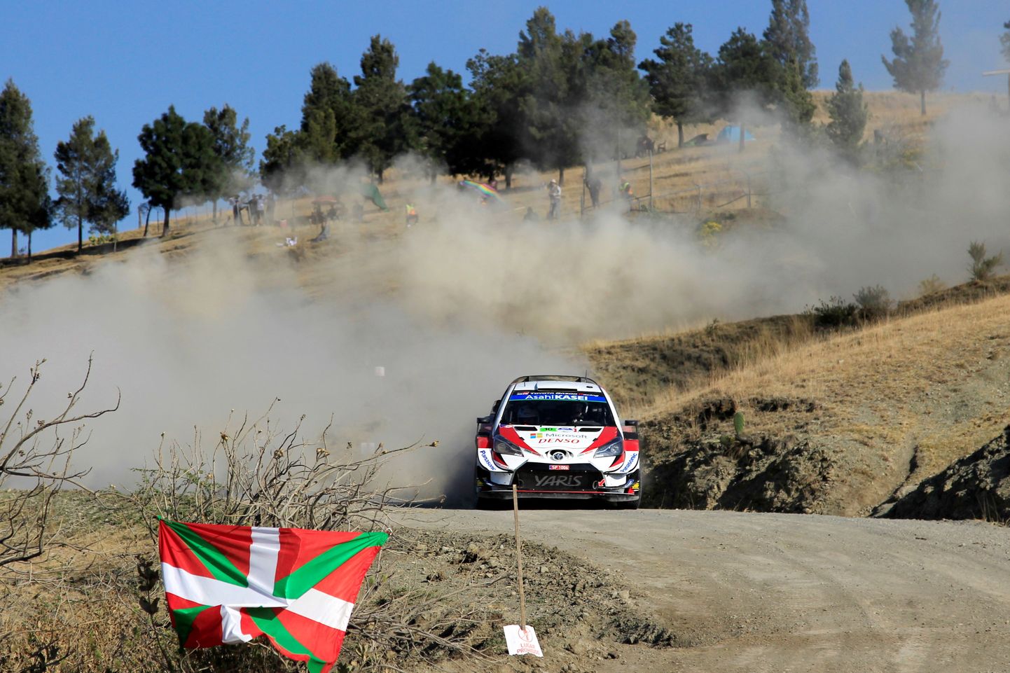 Jari-Matti Latvala eelmise generatsiooni WRC-auto roolis.
