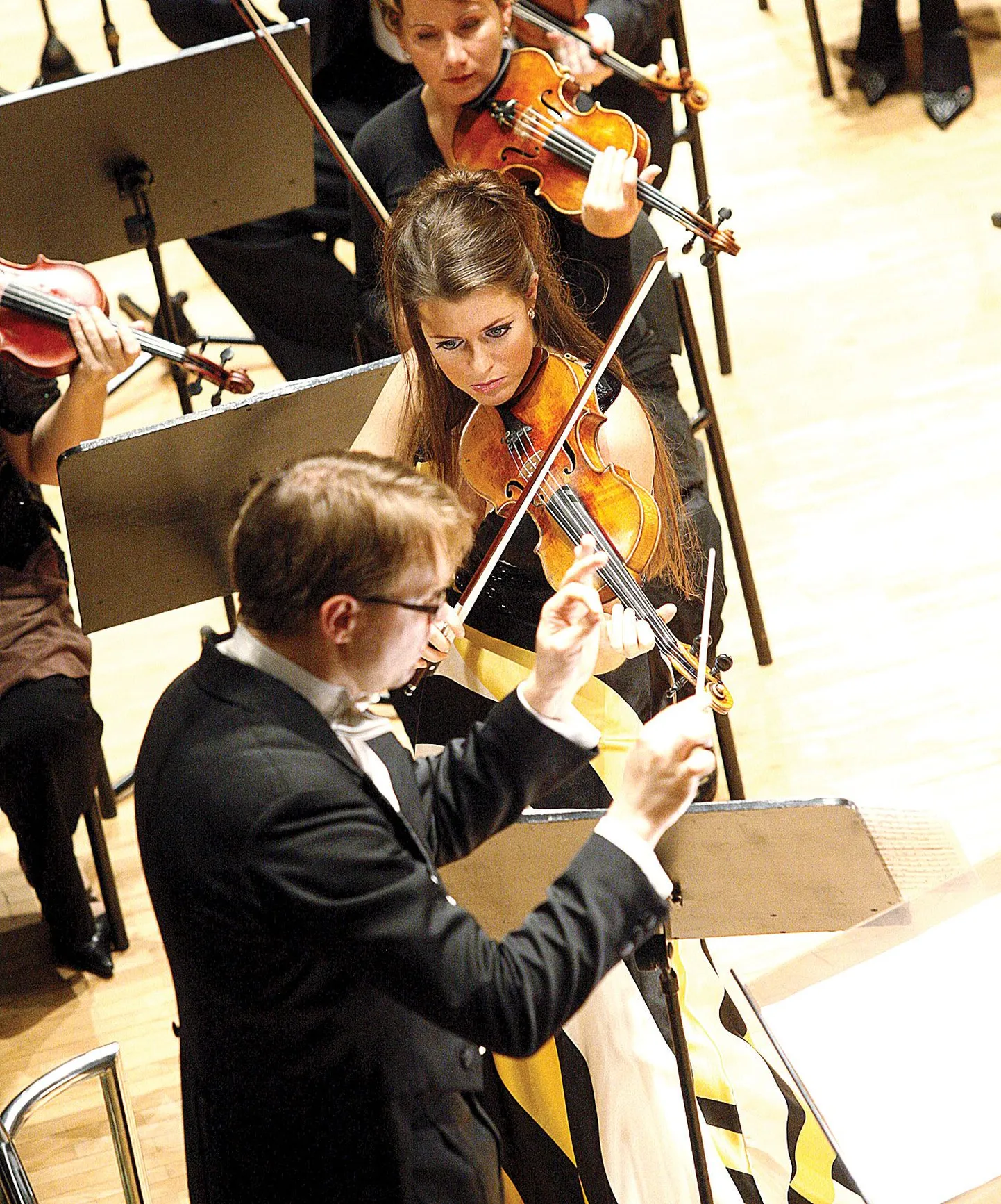 Kogu kontserti juhatas Vanemuise peadirigent Mihkel Kütson (39). Eino Tambergi viiulikontserdi esitusel soleeris tema vasakul käel Anna-Liisa Bezrodny (29).