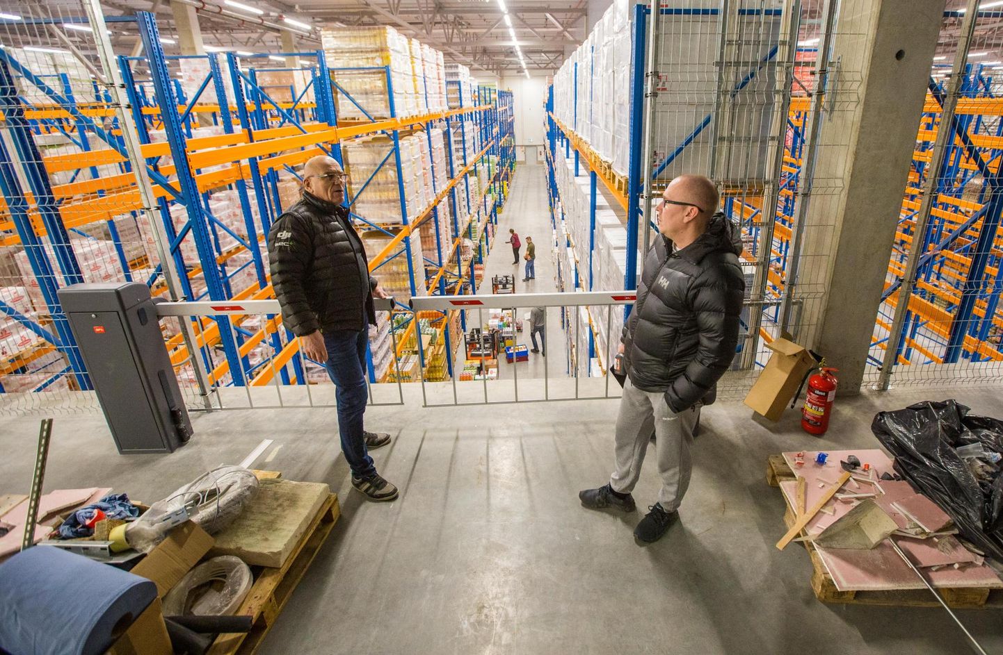 OG Elektra omanik Oleg Gross (vasakul) ja ettevõtte nõukogu liige Georg Gross uurivad uues logistikalaos kauba ladustamise võimalusi.