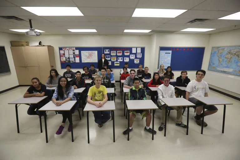Õpetaja Kathy Stauch üheksanda klassi prantsuskeelses geograafia tunnis Ottawas, Kanadas. 1843. aastal asutatud Lisgar Collegiate Instituut on ajalooline üldhariduslik kool, mis asub Parliament Hill'i lähedal.
Foto: REUTERS/Chris Wattie