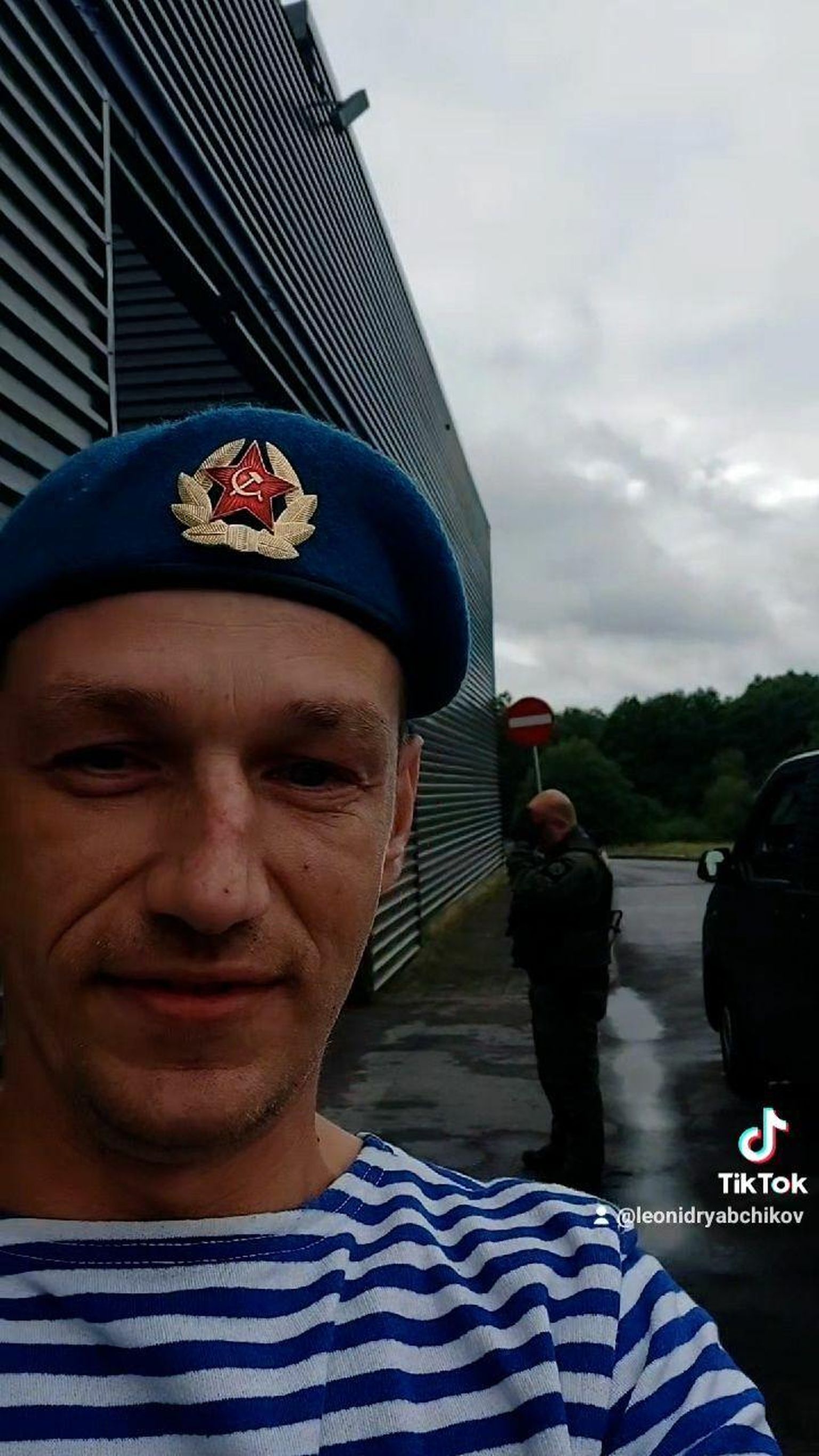 Leonid Rjabtšikov Rakvere K-rauta ees politsei järelevalve all.