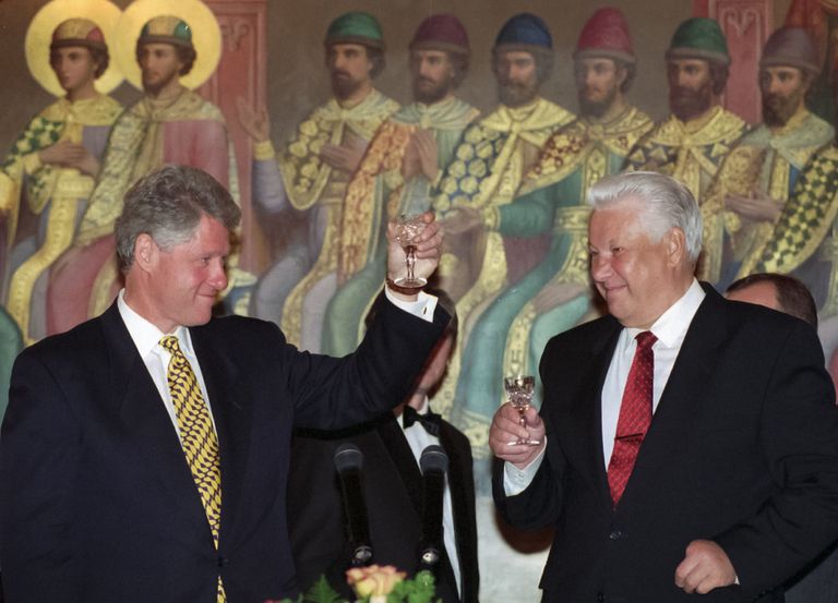 1995, Moskva. Ameerika Ühendriikide president Bill Clinton ja tema Vene kolleeg Boriss Jeltsin tõstavad klaase. / Scanpix 