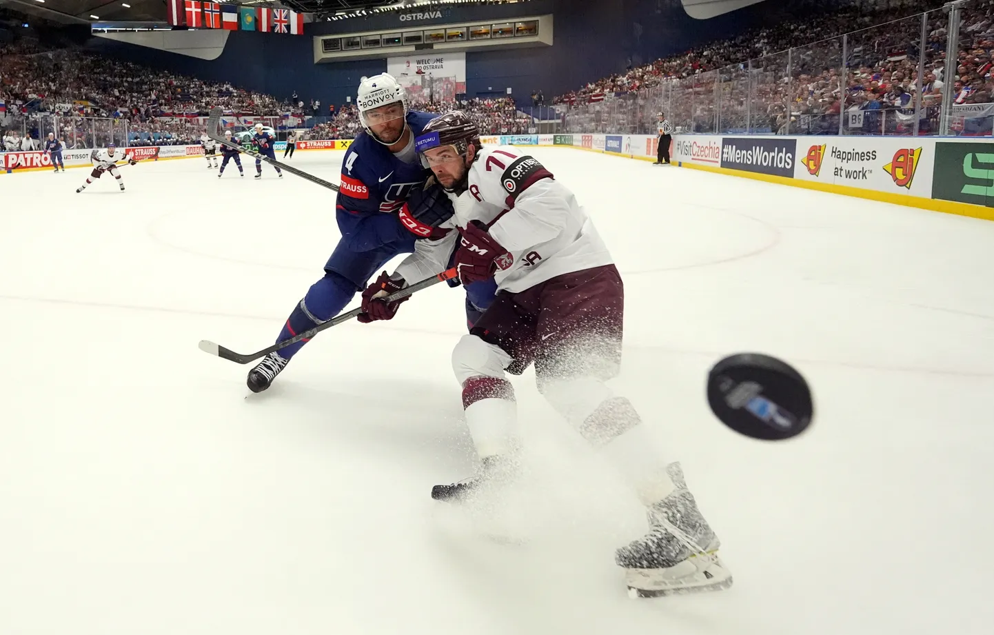 Latvijas hokeja izlases spēlētājs Roberts Bukarts (nr. 71) Pasaules hokeja čempionāta spēlē starp Latvijas un ASV valstsvienībām ''Ostravar arēnā'' Ostravā.