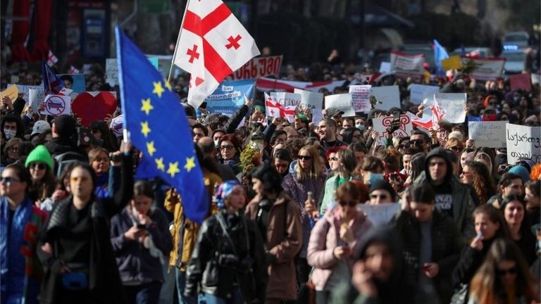 8 марта недовольные "законом об "иноагентах" вновь вышли на улицы Тбилиси