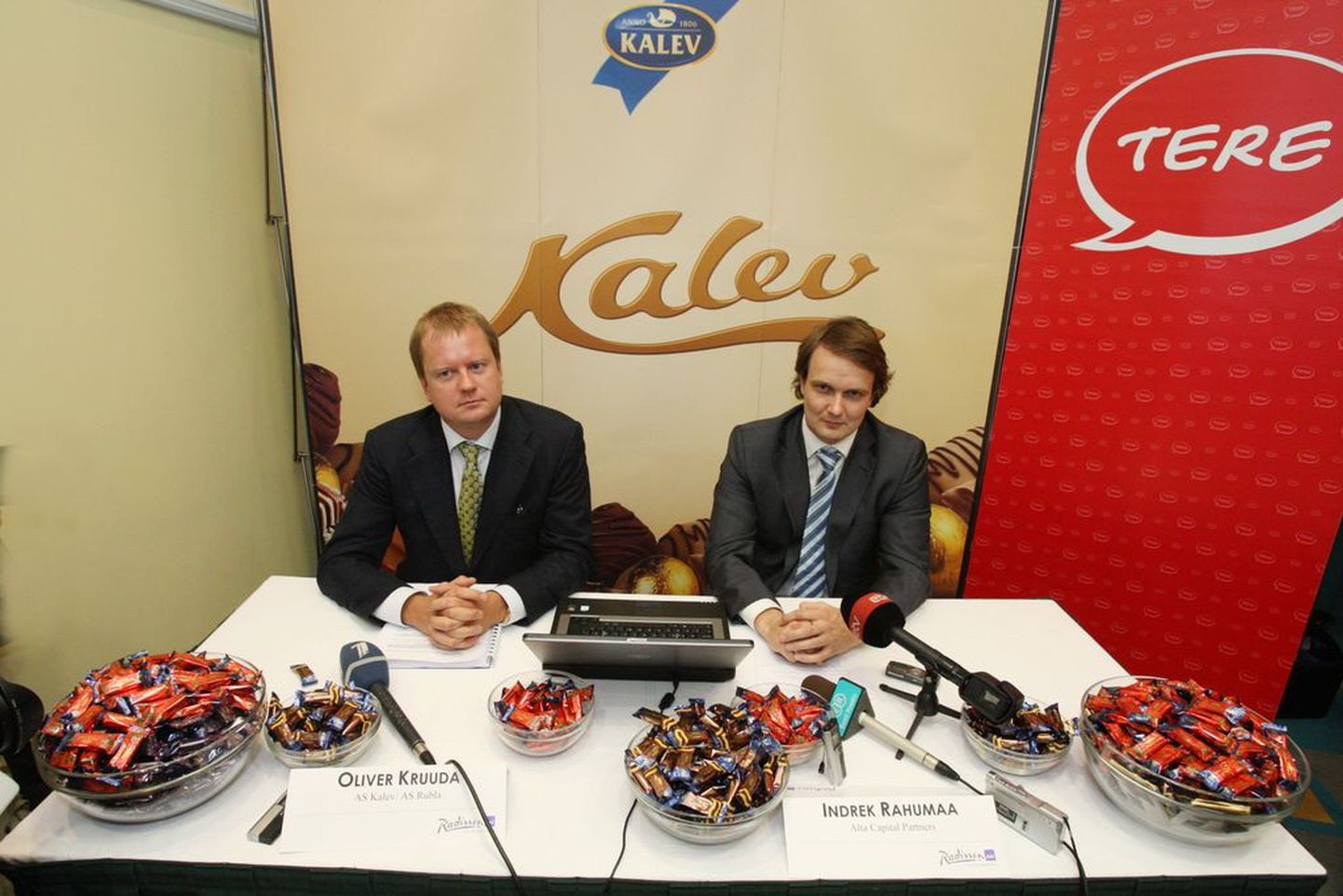 Oliver Kruuda (vasakul) ja Indrek Rahumaa (paremal) Kalevi ja Tere ostutehingu pressikonverentsil 2007. aasta septembris..