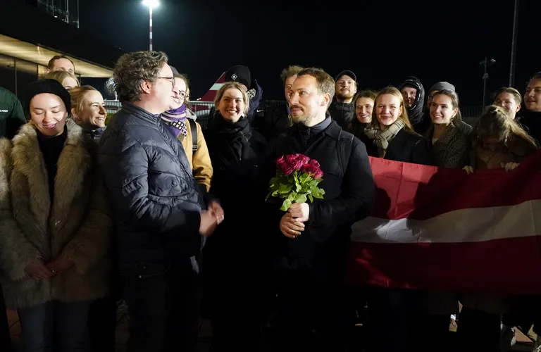 Rīgas lidostā notiek animācijas filmas "Straume" komandas svinīgais sagaidīšanas pasākums pēc ASV Kinoakadēmijas balvas "Oskars” pasniegšanas ceremonijas Losandželosā, kur tika iegūts pirmais "Oskars", uzvarot kategorijā "Labākā pilnmetrāžas animācijas filma".