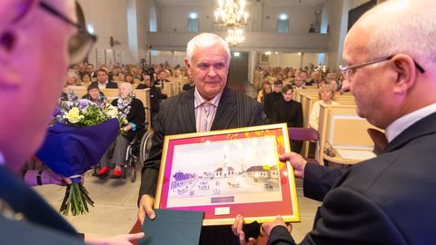 GALERII ⟩ Paide jagas 735. sünnipäeva puhul tunnustusi