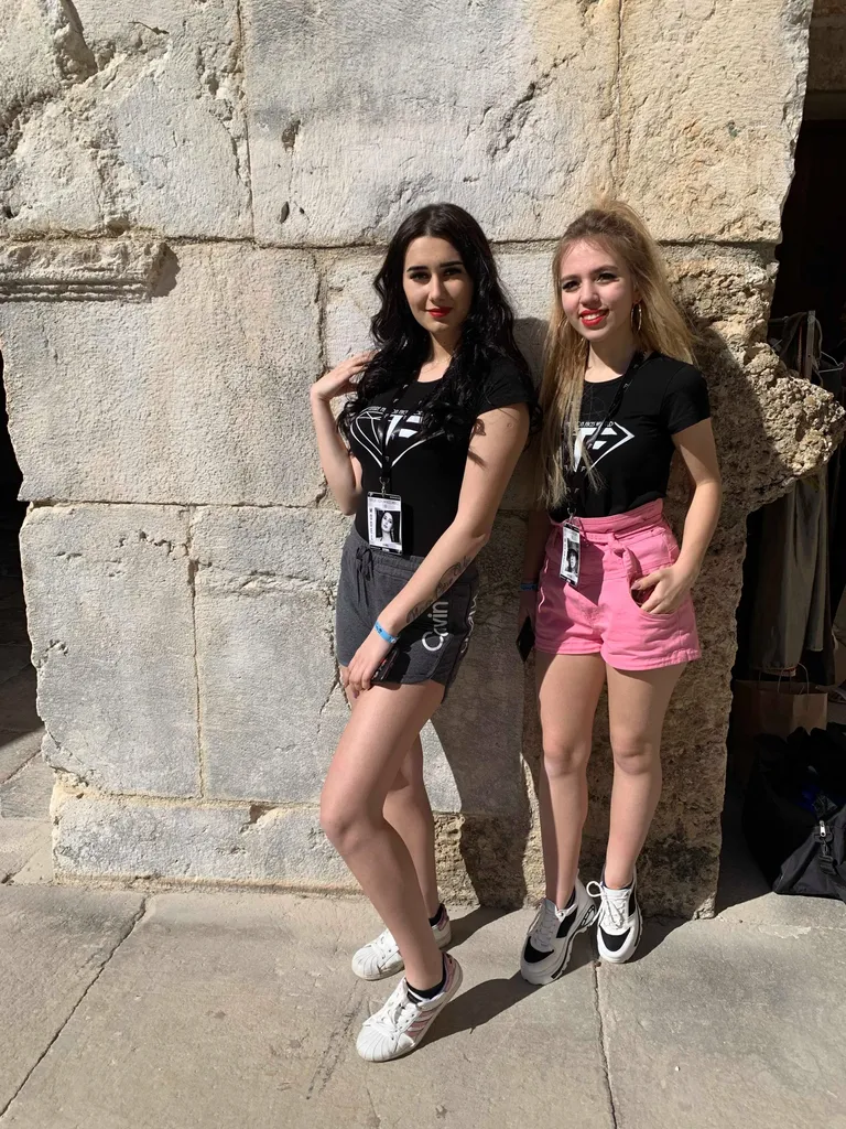 Eesti modellid Diana Jermolova ja Angelina Missuro esinesid rahvusvahelisel missivõistlusel edukalt.