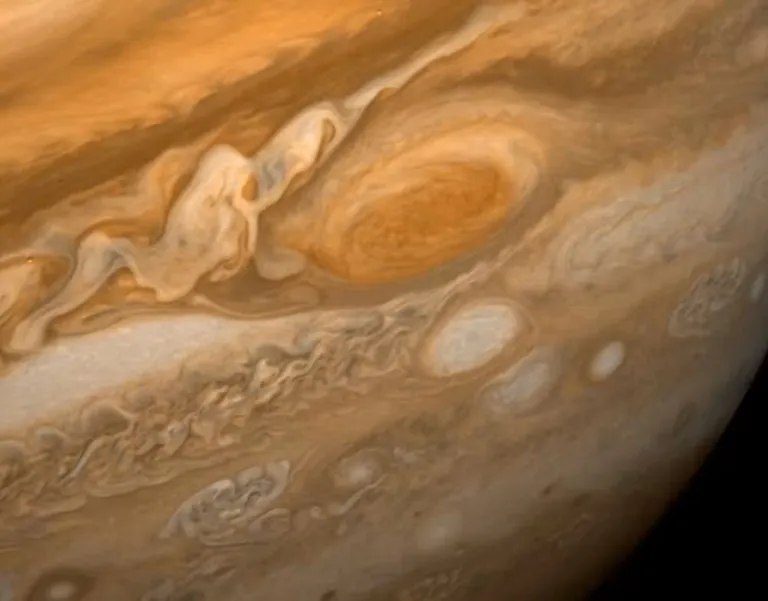 Jupiteri väliskihis möllavad tohutud tormid. See ümmargne torm on kolme Maa läbimõõduga.