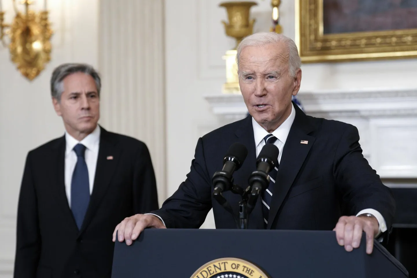 USA president Joe Biden (paremal) lubas Iisraelile relvaabi ja välisminister Antony Blinken (vasakul) ärgitas teisi mitte konflikti sekkuma.