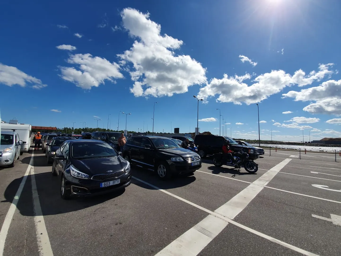 Autod Virtsu sadama parvlaevajärjekorras
