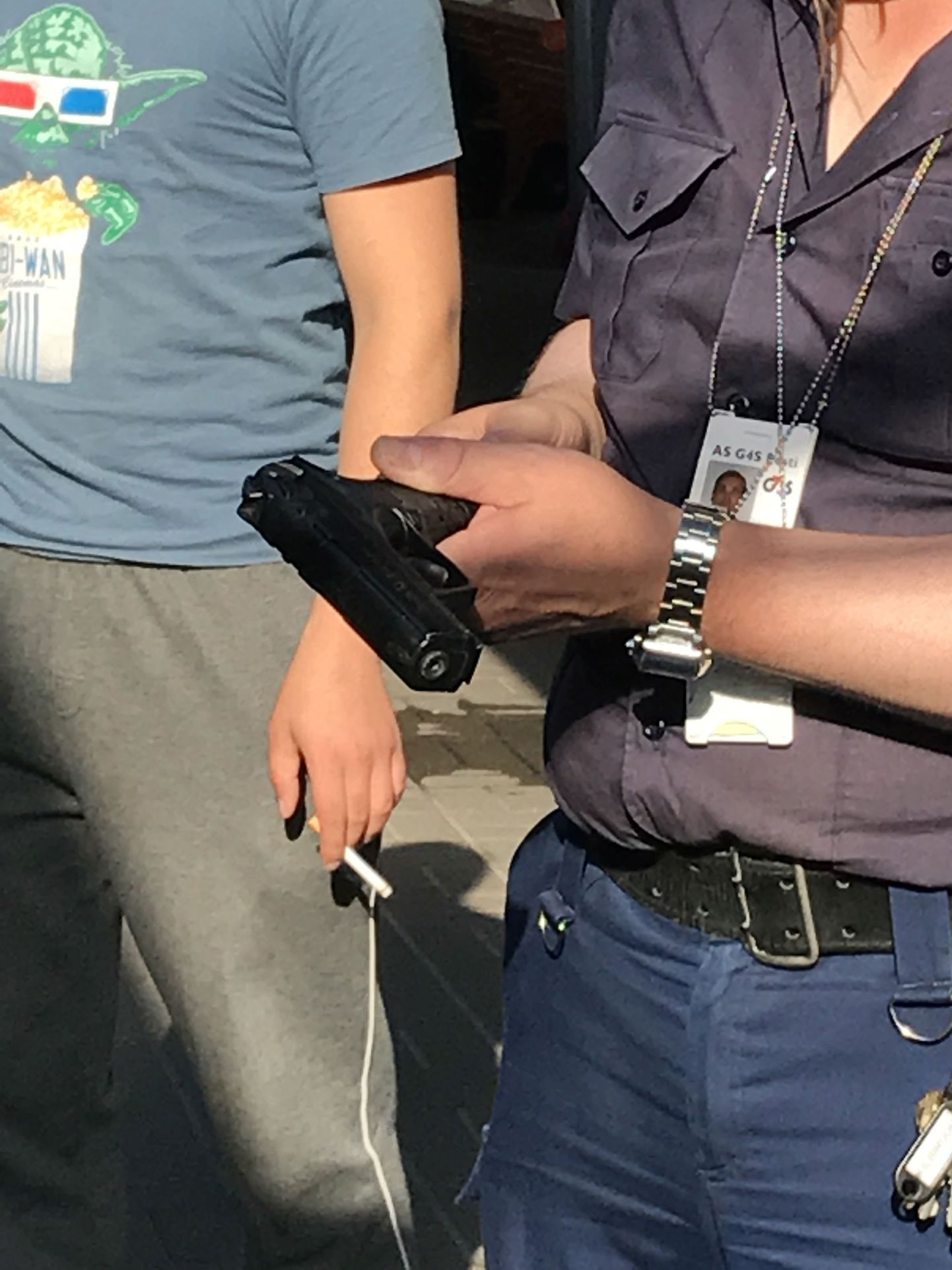 Оружие, изъятое у мужчины на Таллиннском автовокзале.