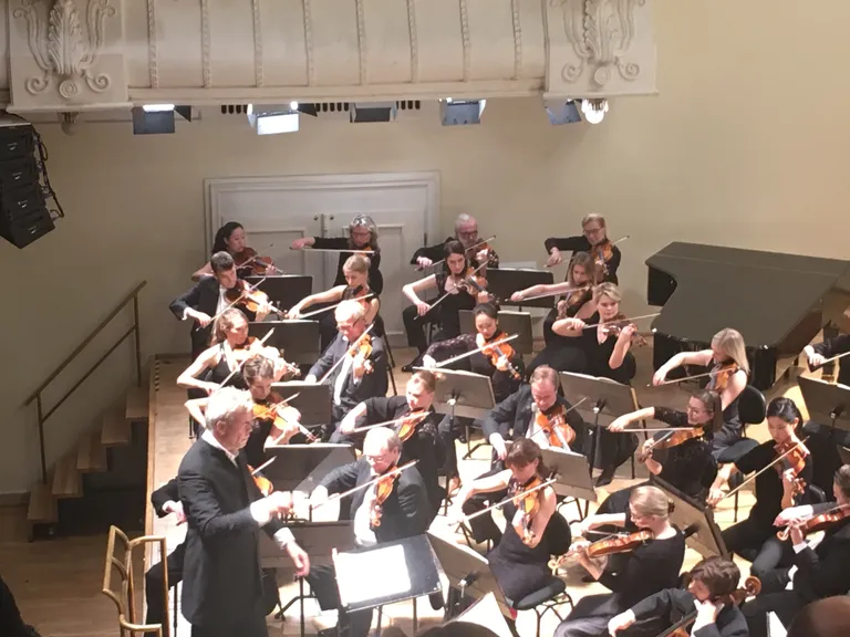 Soome Raadio Sümfooniaorkester Estonia kontserdisaalis.