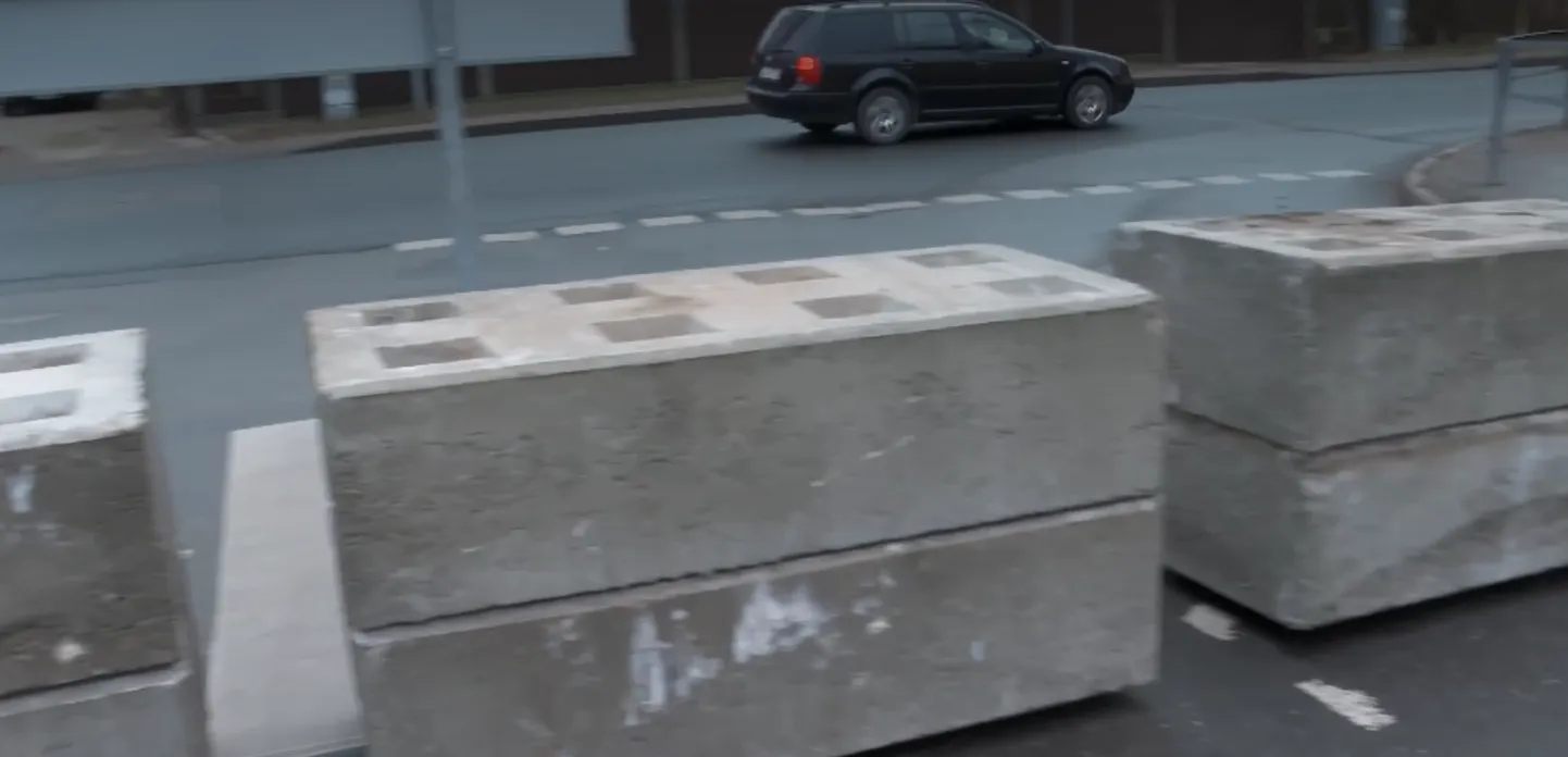 Бетонные блоки на мосту в Торнякалнсе