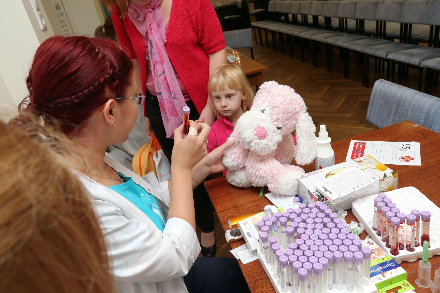 Kaisuloomahaigla TÜ Kliinikumi Lastekliinikus. Pildil võtab Kristi Tamm 4-aastase Marita-Anett Puusta Kutsult vereproovi.