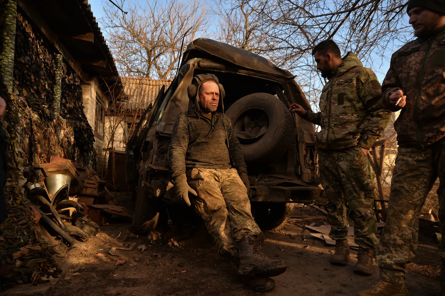 Украинские солдаты возле Авдеевки обсуждают вывод войск из города 17 февраля 2024 года.