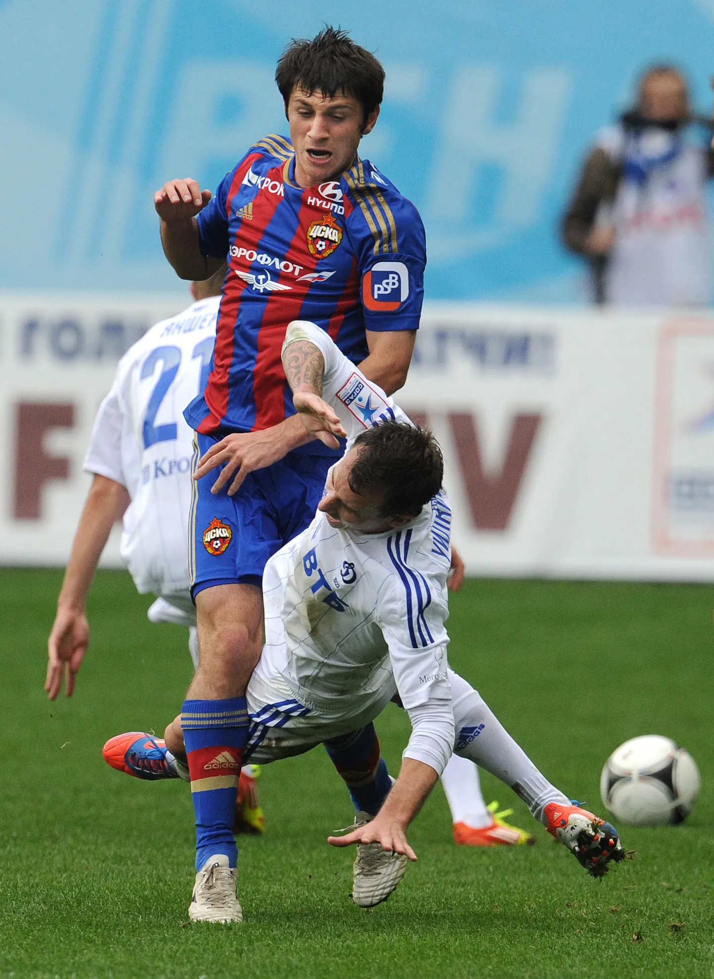 Момент инцидента с участием Дзагоева в матче с "Динамо", после которого футболист ЦСКА получил пятиматчевую дисквалификацию.