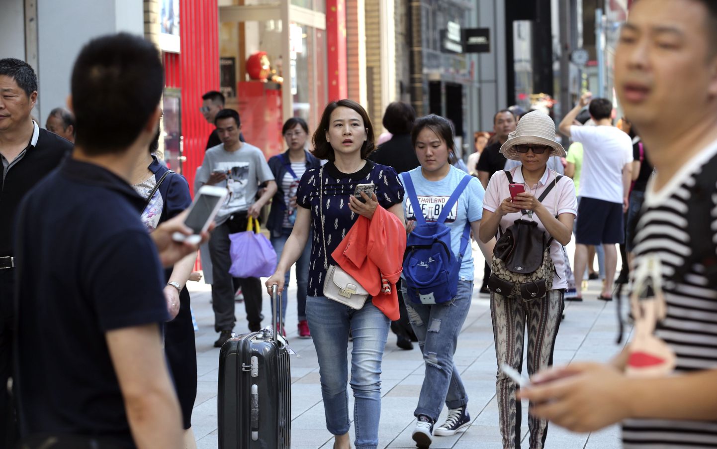 Сколько потратили туристы. Китайские туристы. Японцы туристы. Европейские туристы в Японии. Китайцы в Японии.