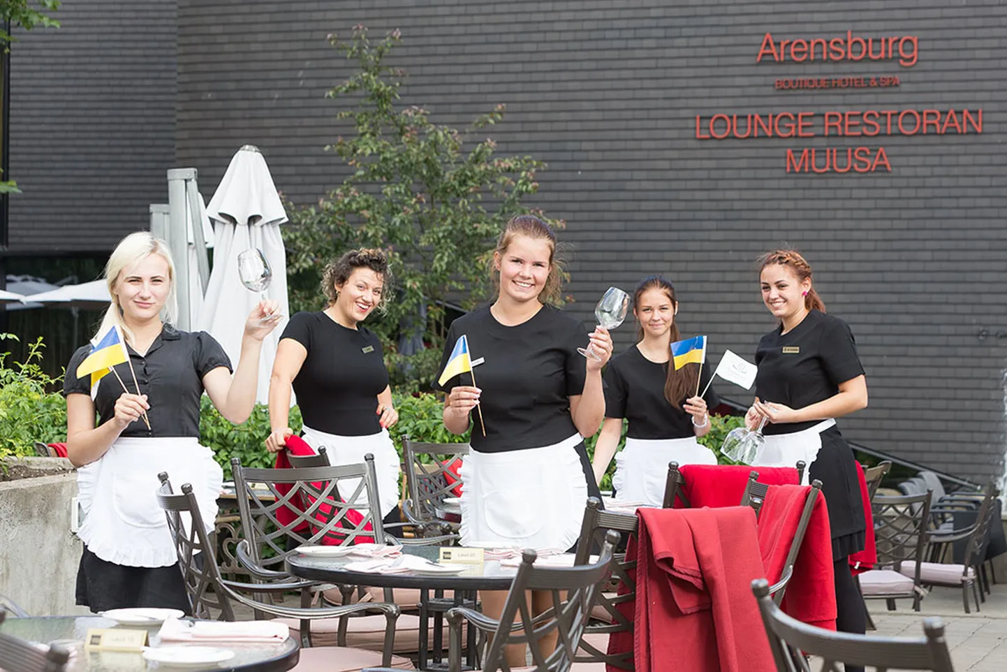 OOPER TOOB ELEVUST: Ooperikohvik tuleb ka Arensburgi hotelli juurde. Teele Tilts, Mary Tamsalu, Karoliina Kermik, Lisette Riand, Karmen Tamsalu sätivad laudu korda. Foto: Sander Ilvest