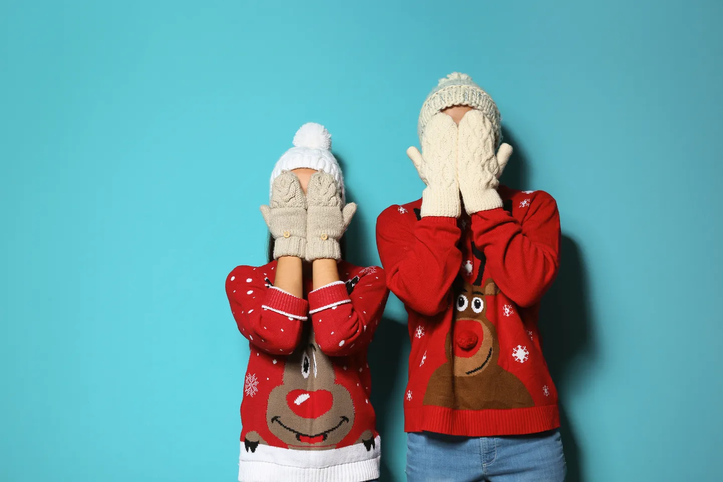Пара в рождественских свитерах. Фото иллюстративное.