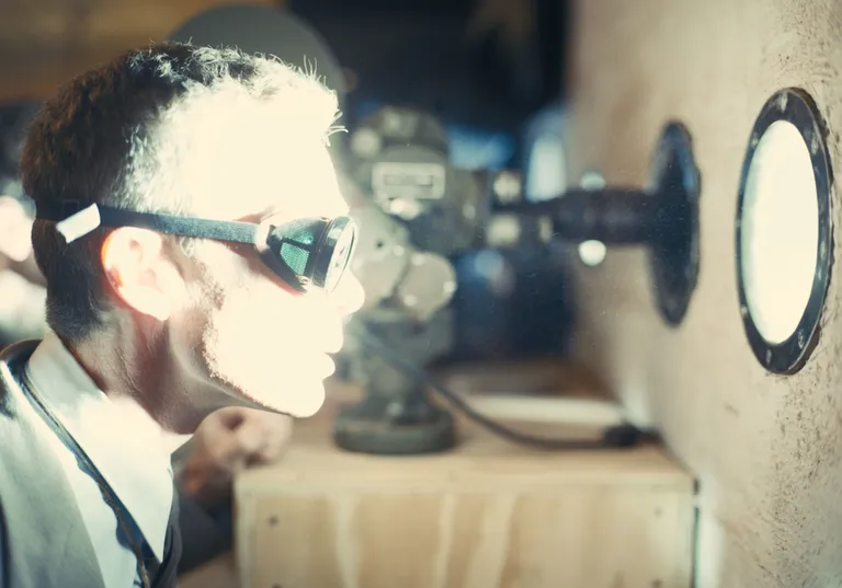 Oppenheimer (2023). Cillian Murphy kehastatav J. Robert Oppenheimer nimetab end pärast tuumapommi katsetust Surmaks, maailmade hävitajaks.