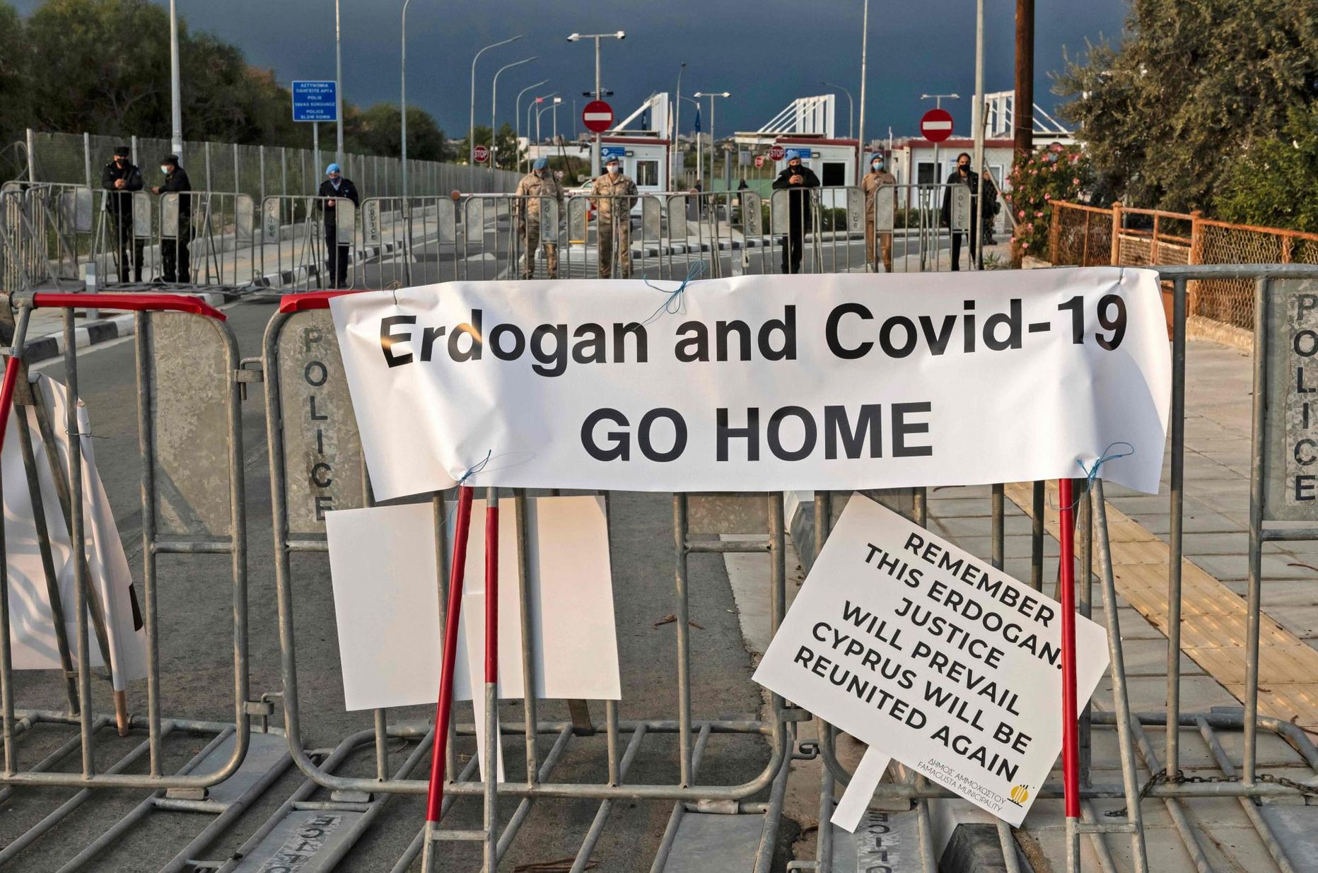 «Erdoğan ja Covid-19, minge koju,» soovitas loosung kaht Kürpose saare osa ühendava kontrollpunkti kreeklaste poolel. 