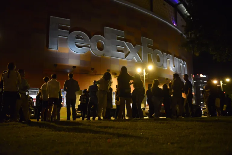 Cilvēki pēc evakuācijas pie "Fedex Forum" arēnas.