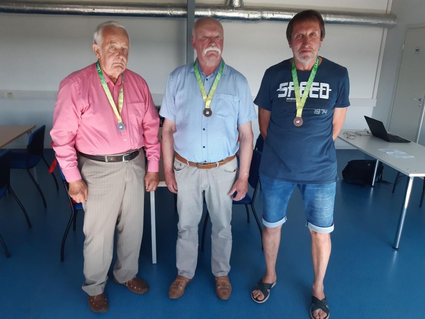 Lääne-Virumaa Spordiveteranide Koondise male esivõistluste esikolmikusse kuulusid (vasakult) hõbe Peedu Vipper, kuld Kalev Pagar ja pronks Leino Laaspere.