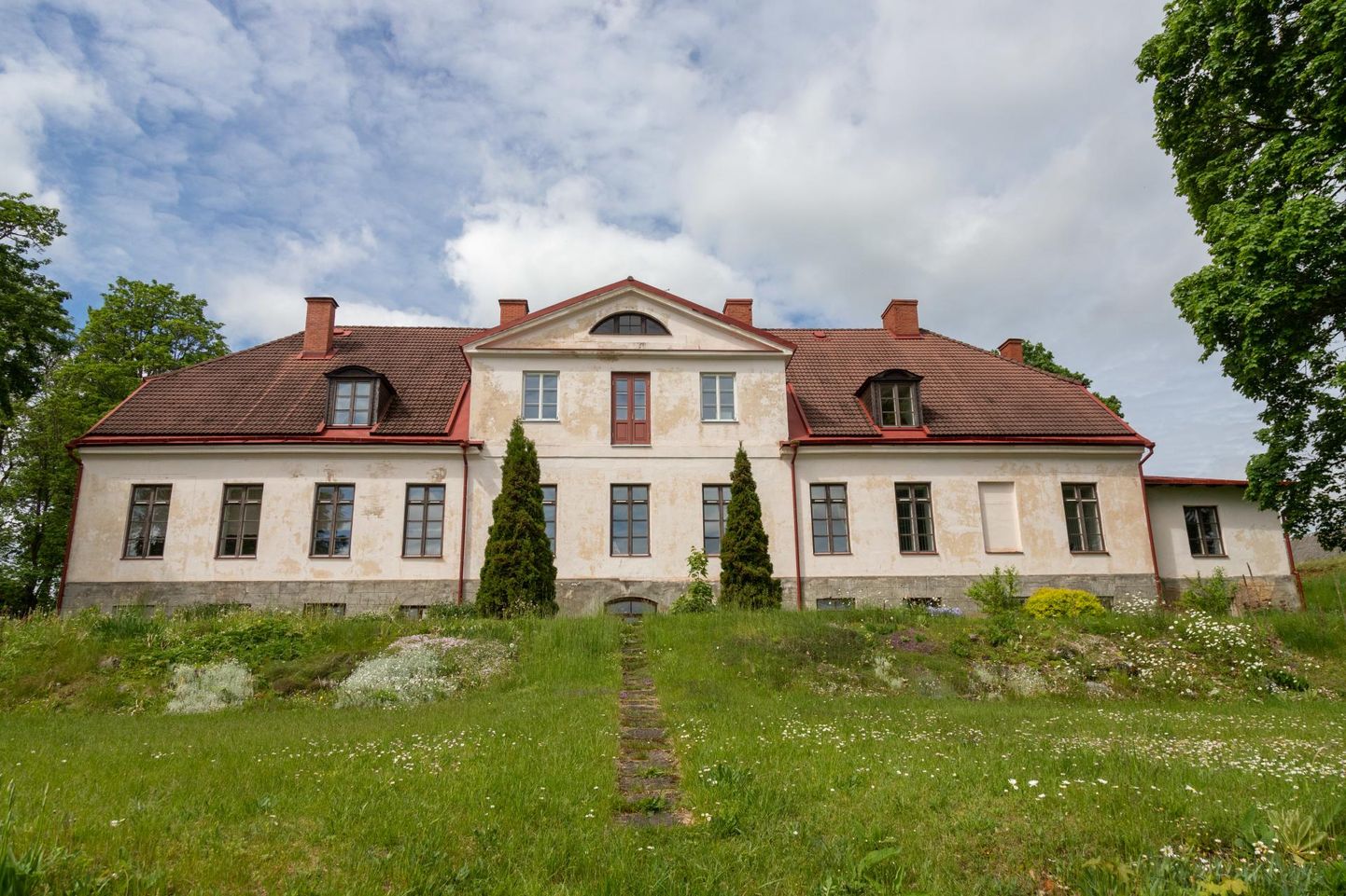 Viimati 1990ndatel aastatel renoveeritud mõisa peahoones on ruumid küll korras, kuid nad ei ole ajalooliselt taastatud.