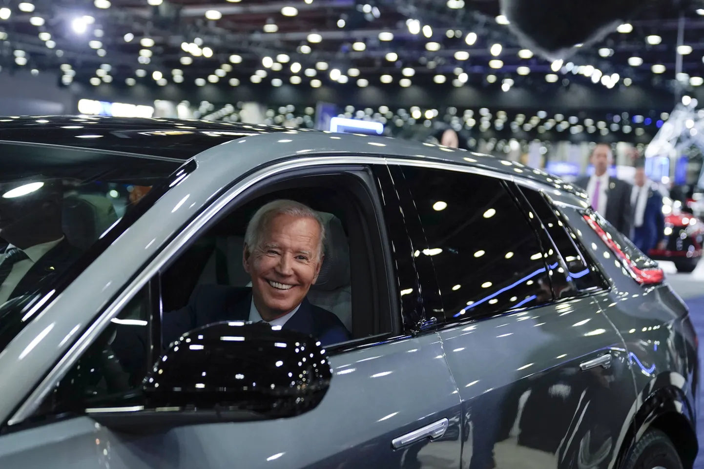 USA president Joe Biden sõitmas elektrimaasturiga Cadillac Lyriq Detroidi automessi saalis 14. septembril 2022.