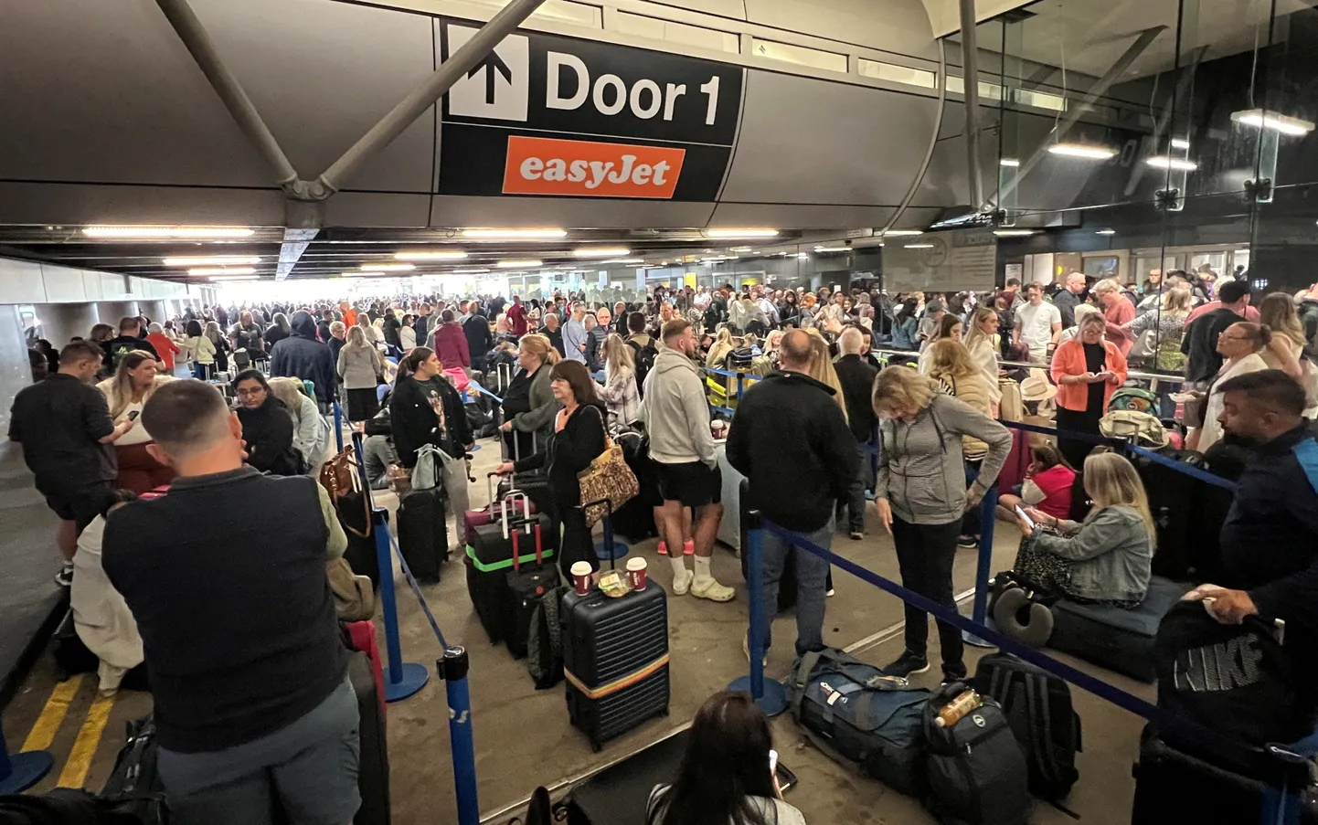 Reisijad ootamas oma lennu väljumist Manchesteri lennujaamas.