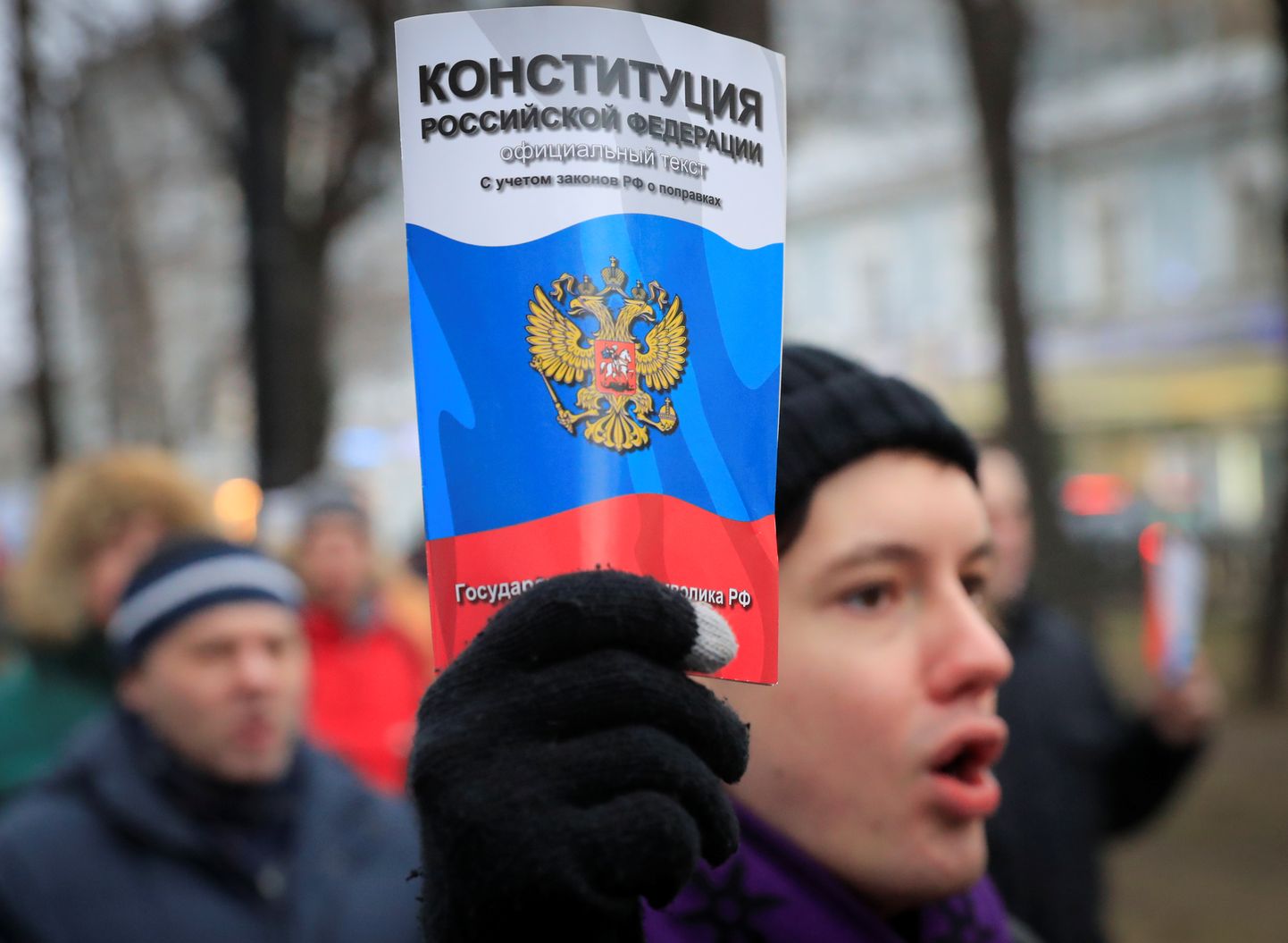 Opositsiooni toetaja hoidmas käes põhiseadust 19. jaanuaril Moskvas meeleavaldusel, kus protestiti president Vladimir Putini põhiseadusmuudatuste vastu.