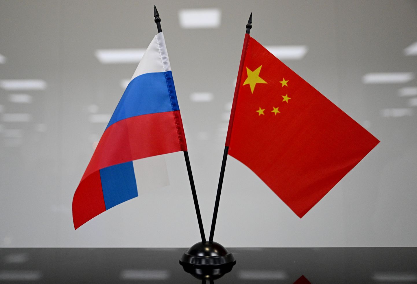 Venemaa ja Hiina lipud.