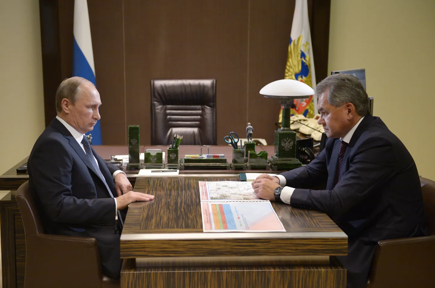 Сергей Шойгу сообщает Владимиру Путину о первом обстреле Сирии корабельными ракетами.