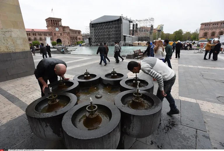 Mehed joovad vett Armeenia pealinnas Jerevanis. Foto: Scanpix