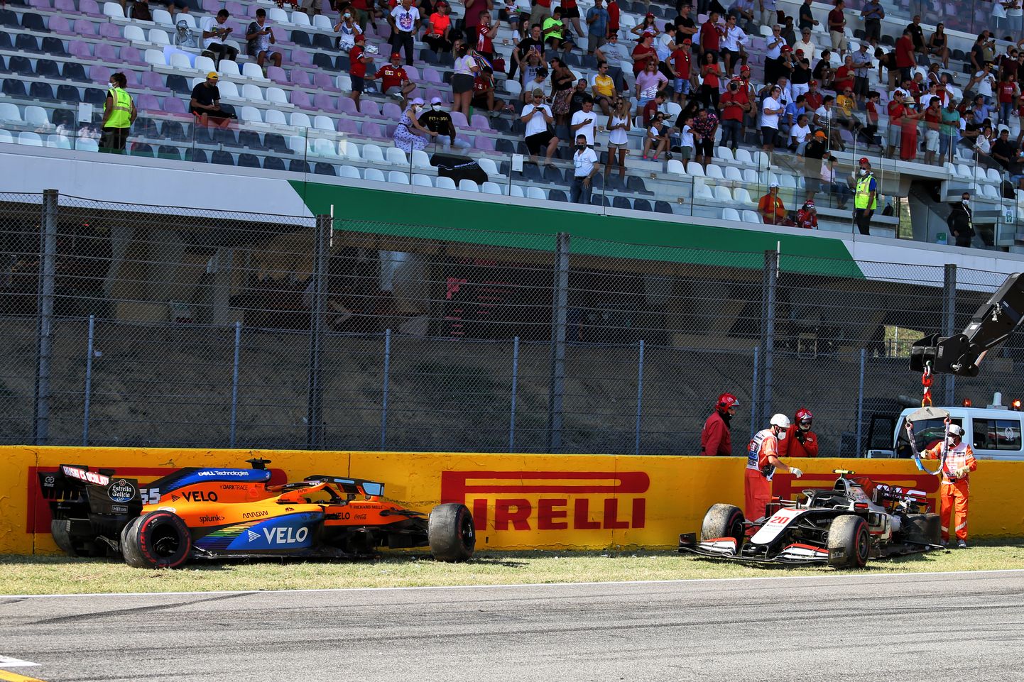 Carlos Sainzi McLaren (oranž) ja Kevin Magnusseni Haas pärast avariid.